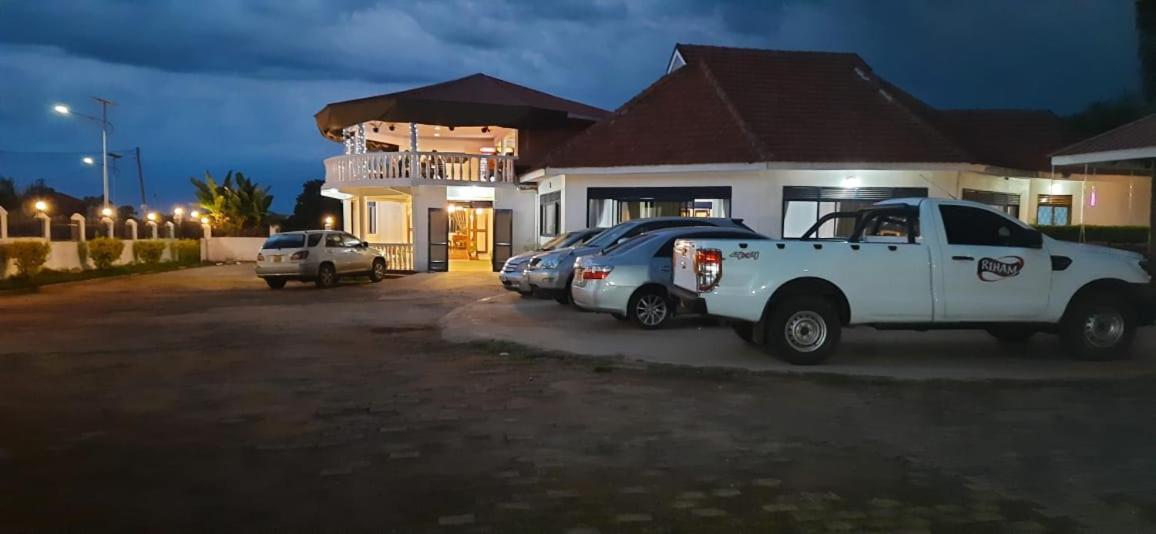 Northern Pearl Gulu Buitenkant foto