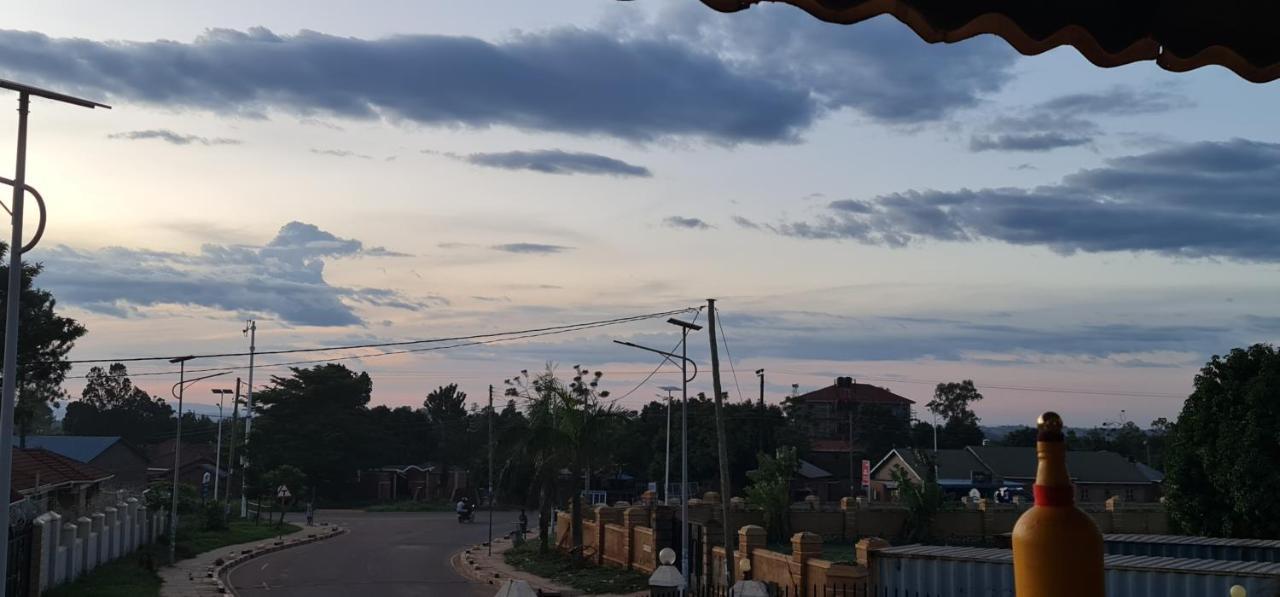 Northern Pearl Gulu Buitenkant foto